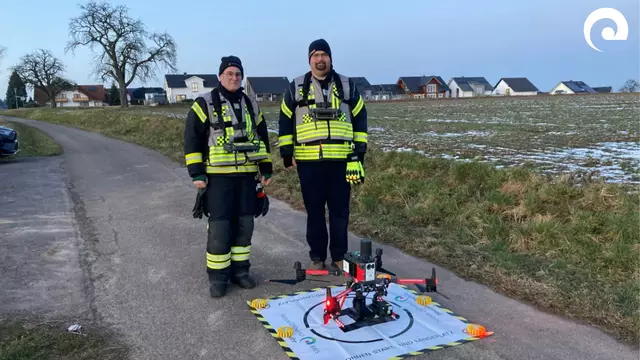 Legten erfolgreich die erste Prüfung als Feuerwehr-Drohnenpiloten der Drohnengruppe Neckar-Odenwald-Kreis ab: Jochen Lutz (FW Billigheim, links) und Sebastian Hägele (FW Fahrenbach, rechts).


 | Foto: Landratsamt Neckar-Odenwald-Kreis