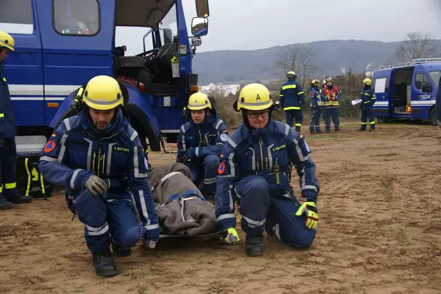 Der Beifahrer wird dem Rettungsdienst übergeben | Foto: Stefan Wolf