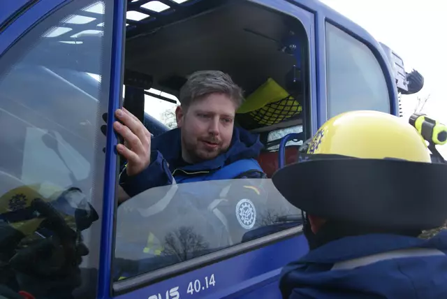 Absprache zwischen Fahrer und Einweiser. | Foto: Stefan Wolf