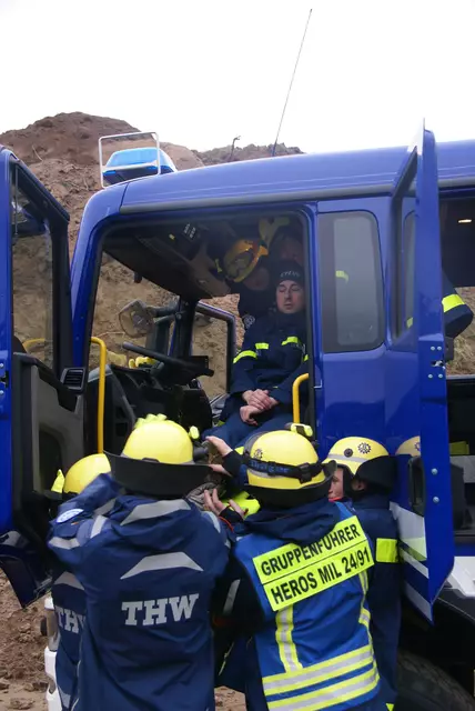 Mit Hilfe des Spineboards wird der LKW-Fahrer achsengerecht aus dem Führerhaus gerettet. | Foto: Stefan Wolf