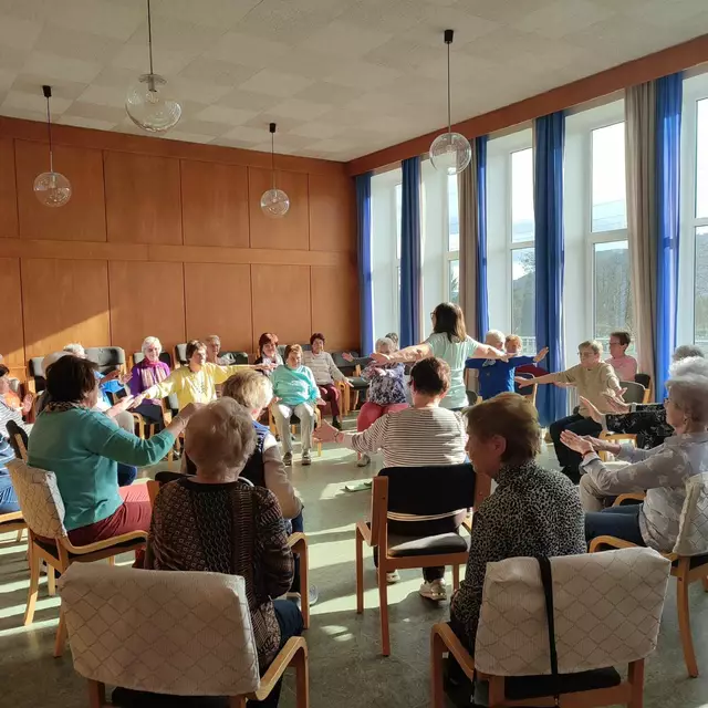 Unter fachkundiger Anleitung von Claudia Gerecht ging es in den sportlichen Teil des Seniorennachmittags. | Foto: Waltraud Schönborn