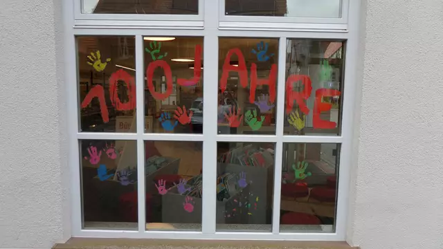 Kinder gestalten Fenster "100 Jahre Bücherei Niedernberg" | Foto: Siegbert Hartlaub