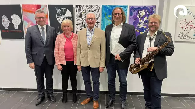Es ist nie zu spät, im Landratsamt auszustellen, dachte sich Herbert Fröscher (Mitte). Bei der Vernissage am Dienstag wirkten mit: Landrat Dr. Achim Brötel, Pianist und Laudator Hartmut Breitinger und Saxophonist Benny Bauer (v.l.). Foto: Peter Lahr

 | Foto: Landratsamt Neckar-Odenwald-Kreis