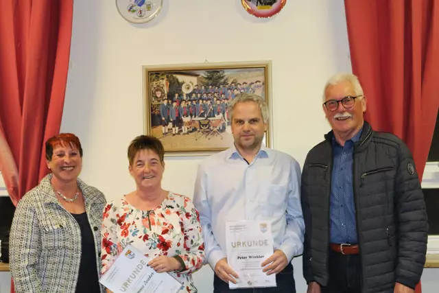 von links: Susanne Leiser-Leis (1. Vorsitzende Musikzug), Simone Zwicker, Peter Winkler und Fritz Hofmann (Vize-Präsident Musikverband Untermain) | Foto: Marie-Christine Zwicker
