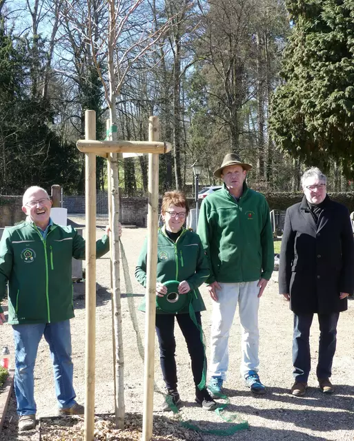 von links: Kurt Weidner (Beisitzer), Martina Weidner (Kassiererin), Michael Breitenbach (1. Vorsitzender), Stefan Distler (1. Bürgermeister) | Foto: OGV Laudenbach