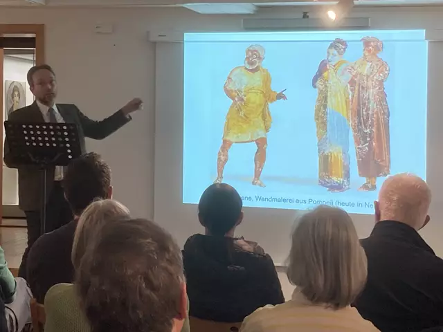 Der Referent Dennis Pausch interpretiert eine Szene aus einer römischen Komödie, die in Pompeji gefunden wurde.