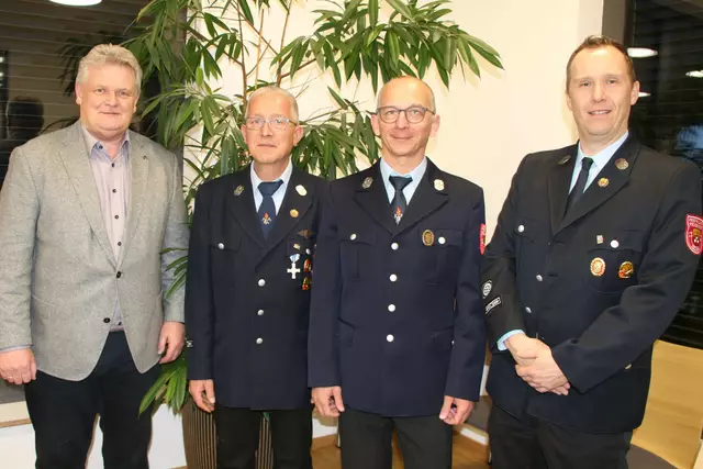 In der Dienstversammlung der Freiwilligen Feuerwehr Eschau am 15. März fanden Neuwahlen statt. Der Gemeinderat bestätigte einstimmig die Kommandanten. Von links: Bürgermeister Gerhard Rüth, Bernd Haas (Erster Kommandant), Michael Richter (Zweiter Kommandant) und Stefan Günther (Dritter Kommandant). | Foto: Markt Eschau