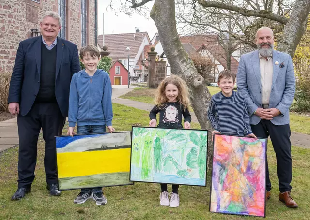 Siegerehrung beim Schaefler-Preis mit (von links) Eschaus Bürgermeister Gerhard Rüth, den siegreichen Rafael Schmitt, Noelle Pfeifer, Levi Gutermuth sowie dem stellvertretenden Landrat Bernd Schötterl.  | Foto: Winfried Zang