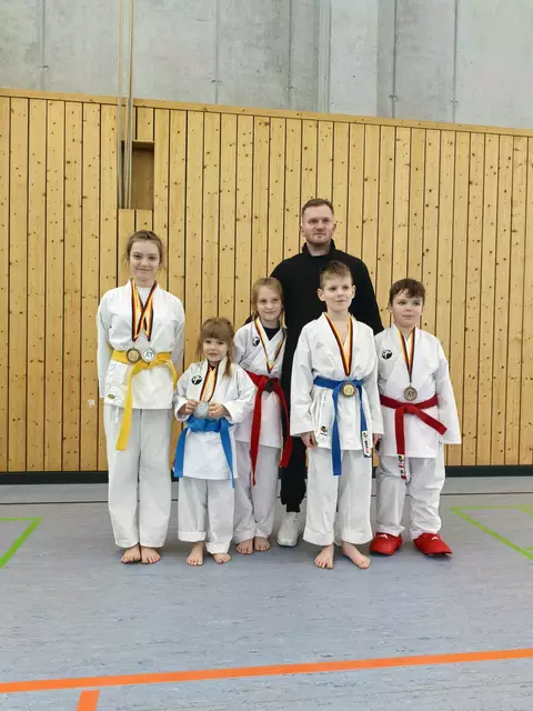 Bild zeigt: Shito-Ryu Dhammika Athleten von links nach rechts: 
Elisa Schmidt, Nellie-Sophie Kindsvater, Alina Eckermann, Levin Ballweg, William Holz und Jugendtrainer Oleg Osijuk | Foto: Olga Eckermann 