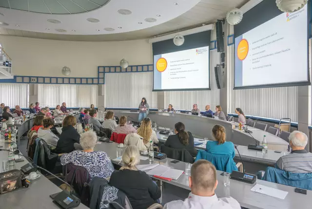Die Situation von pflegenden Angehörigen und sonstigen Bezugspersonen von Pflegebedürftigen stand im Mittelpunkt der gut besuchten Sitzung des Seniorennetzwerks im Miltenberger Landratsamt.  | Foto: Winfried Zang