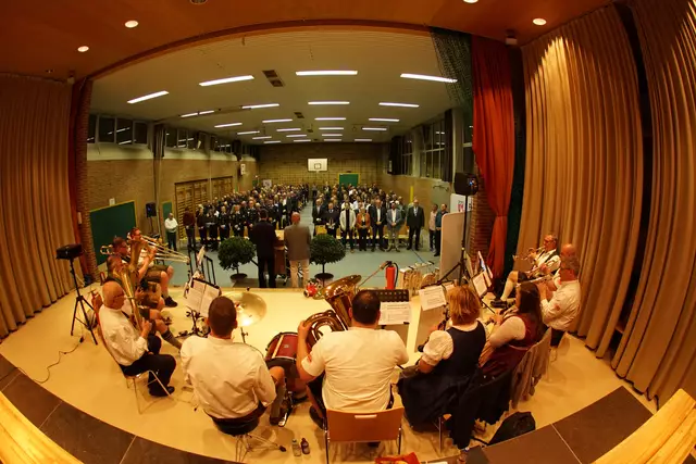 Blick von der Bühne in den Saal während der Bayernhymne mit den Blasmusikfreunden 8 Franken Eisenbach unter der Leitung von Thomas Mann.