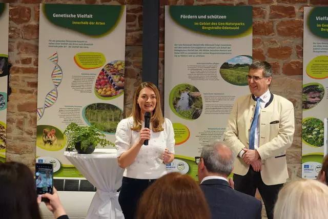 Sie kam, überreichte der Gemeinde ein besonderes Geld-Geschenk und erfreute damit die einheimischen Einwohner und Gäste am Freitag, dem 28. März 2025: Judith Gerlach, ihres Zeichens Bayerische Staatsministerin für Gesundheit, Pflege und Prävention. Hier zusammen mit Bürgermeister Siegfried Scholtka. 