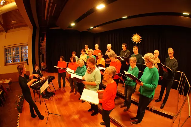 "Woukel Äwenju" - ein ungewöhnlich geschriebener Titel für eine  Gesangsgruppe aus Eichenbühl, aber exzellent in der Liedauswahl, Darbietung und in ihrer farbenprächtigen Performance -  unter der Leitung von Judith Bergmann.