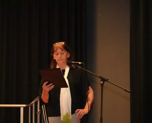Gekonnte, kurzweilige und humorvolle Moderatorin: Anne Wirl, Vorsitzende des Canta-Nova-Chores in Kleinheubach. 