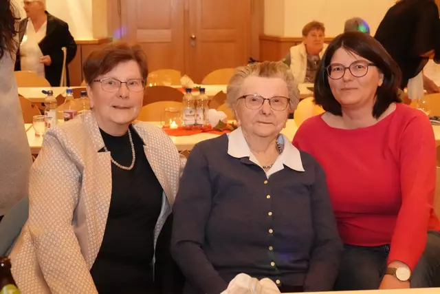 Aufmerksame Zuhörerinnen aus Eichenbühl: Oma, Tochter und Enkeltochter, v. l. :Margareta Leichtenschlag (77),  Meta Neuberger (100 Jahre alt !) und Anita Grimm (50).