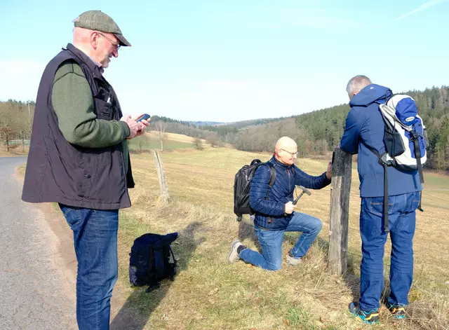 Unter den aufmerksamen Blicken von Wegebeirat Rudi Lotz (links) üben Peter Kurz (Mitte) und Peter Kessler das Anbringen von Alutäfelchen. | Foto: Spessartbund 1913 e.V.