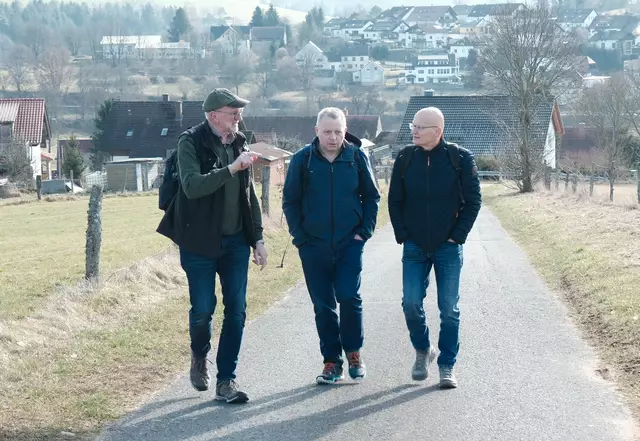 Bei den Wegemarkierungen gibt es neben der schönen Aussicht auch immer interessante Gespräche: (von links) Rudi Lotz, Peter Kessler und Peter Kurz. | Foto: Spessartbund 1913 e.V.