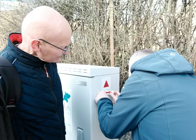 Sein erstes Mal: Peter Kessler (rechts) klebt ein Wegezeichen mit Pfeil an einen Stromkasten. | Foto: Spessartbund 1913 e.V.