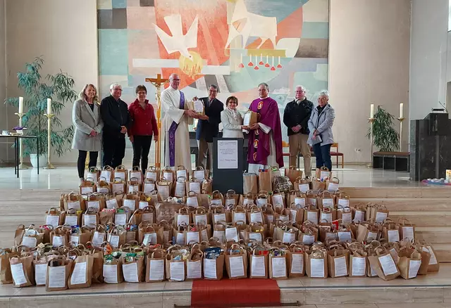 Von links: Gertrud Pfeifer, Herbert Buhleier, Barbara Zöller, Diakon Michael Baumann, Ralf Kern, Gabi Müssig, Pater Artur Schreiber, Norbert Platz, Ulrike Kern