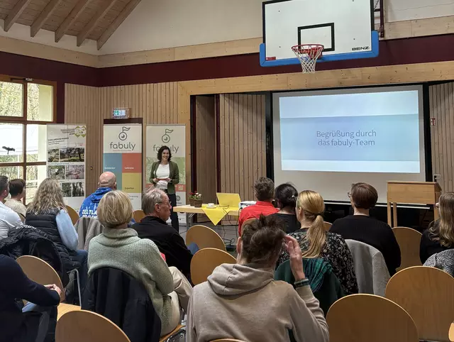 fabuly Projektmanagerin Carina Bläser begrüßt die Teilnehmenden | Foto: LAG Main4Eck Miltenberg e.V.