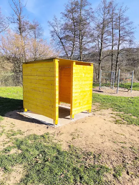 Familienumkleide 2 Meter auf 2 Meter mit Dach und Wickeltisch