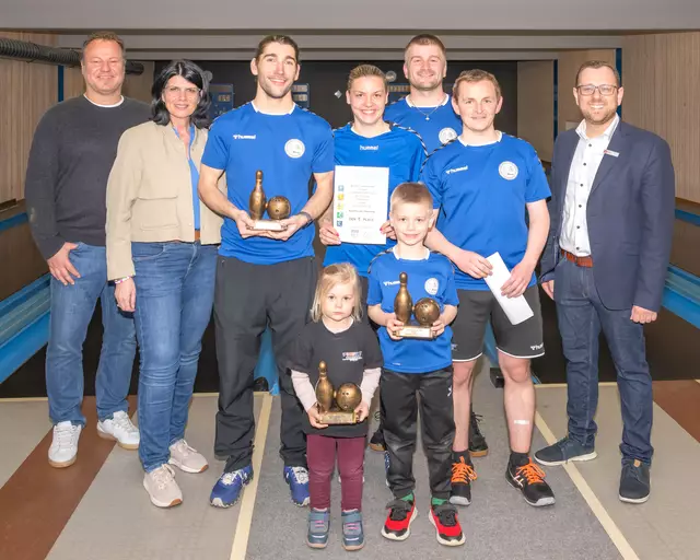 Siegerehrung beim Landkreispokal im Kegeln mit (von links) Sportreferent Thorsten Schork, Obernburgs dritter Bürgermeisterin Katja Heinz, Steffen Mattheis, Bianca Mattheis, Marco Mattheis, Ralf Hock und Stefan Rickert (Sparkasse Aschaffenburg-Miltenberg) sowie dem Kegler-Nachwuchs, der stolz die Trophäen halten durfte.  | Foto: Winfried Zang