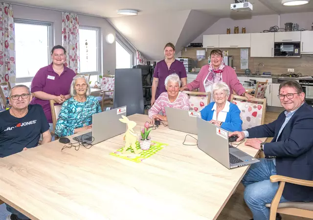 Auch im höheren Alter sind die Bewohnerinnen und Bewohner des Elsenfelder Haus Dominic noch an Laptops aktiv, deren Anschaffung von der Stiftung Altenhilfe ermöglicht wurde. Davon überzeugte sich Einrichtungspate Manfred Schüßler (rechts) im Beisein von (stehend von links) stellvertretender Leiterin der sozialen Betreuung Laura Tschöp, Pflegefachkraft Selina Franz und Einrichtungsleiterin Diana Gründler.  | Foto: Winfried Zang