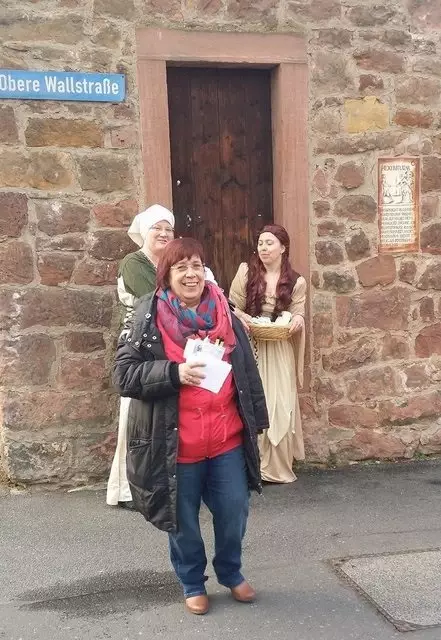 Ruth als Stadtführerin, dahinter Katja Zöller und Jasmin Kohl.

 | Foto: Privat