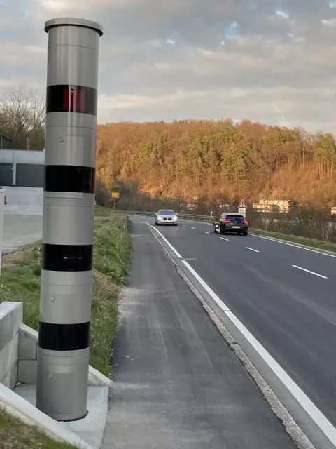 Neue stationäre Geschwindigkeitsmessanlage an der Bundestraße 292 in Adelsheim.

 | Foto: Landratsamt Neckar-Odenwald-Kreis