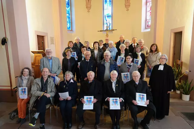 Die feierliche Jubelkonfirmation wurde am Sonntagvormittag in Bettingen gefeiert. Das Bild zeigt die Jubilare zusammen mit Pfarrerin Dr. Annegret Ade (rechts) nach dem Gottesdienst. 