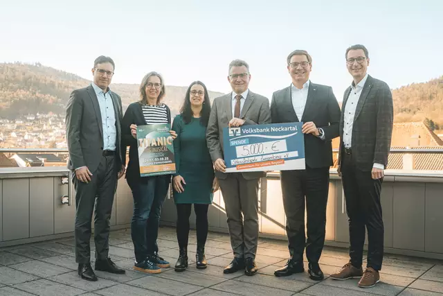 Der Vorstandsvorsitzende der Volksbank Neckartal eG, Dr. Achim Himmelmann, bei der Scheckübergabe an die Verantwortlichen der Schlossfestspiele Zwingenberg in Eberbach.


 | Foto: Volksbank Neckartal