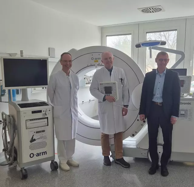Von links nach rechts: Ärztlicher Direktor Dr. med. Rüdiger Mahler, Sektionsleiter Dr. Attila Tóth und Geschäftsführer Frank Hehn vor dem neuen O-Arm-Gerät. 

 | Foto: Neckar-Odenwald-Kliniken
