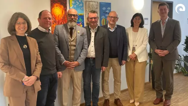 Länderübergreifende Themen wurden beim 3-Landräte-Treffen in Haßmersheim besprochen.
v.l: Susanne Seidel (Büroleiterin, Leitung der Pressestelle im LRA MIL), stellv. Bürgermeister von Haßmersheim Christian Dorn, stellv. Landrat Bernd Schötterl (Landkreis MIL), Landrat Dr. Achim Brötel (NOK), Landrat Frank Matiaske (Odenwaldkreis) Marion Günther (Geschäftsbereichsleitung Zentralstelle, persönliche Referentin NOK) und Marvin Donig (Stabsstelle Gremien und Behördenleitung, Referent des Landrats im Odenwaldkreis)

 | Foto: Landratsamt Neckar-Odenwald-Kreis