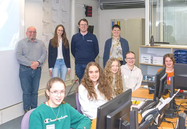 Die am Girls Day beteiligten Mädchen mit (hinten von links) den Landratsamtsmitarbeitenden Andreas Bischof, Pia Plappert, Christopher Braun und Karen Wrigley-Simon | Foto: Winfried Zang
