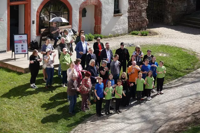 Der Video-Dreh auf der Mildenburg war ein kurzweiliger April-Nachmittag mit  jungen und junggebliebenen Akteuren. Bleibt dem Gesangs-Projekt viel Erfolg und eine positive Resonanz zu wünschen.

