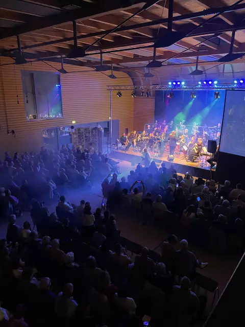 Unter der Leitung von Bernd Hofmann präsentierte die Musikkapelle Rauenberg ein Programm, das musikalisch mit „Lieblingsstücken“ eine Reise durch Raum und Zeit darstellte sowie einen Exkurs in verschiedene Jahrzehnte der Vereinsgeschichte bot. 
Foto Roland Schönmüller 


