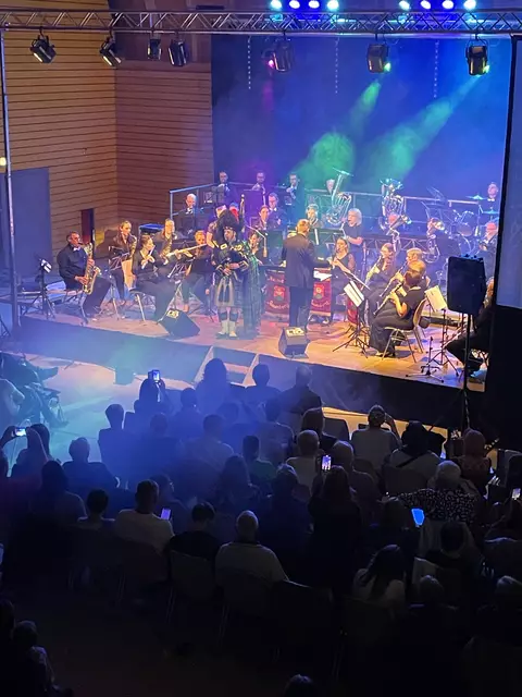 Unter der Leitung von Bernd Hofmann präsentierte die Musikkapelle Rauenberg ein Programm, das musikalisch mit „Lieblingsstücken“ eine Reise durch Raum und Zeit darstellte sowie einen Exkurs in verschiedene Jahrzehnte der Vereinsgeschichte bot. 
Foto Roland Schönmüller 



