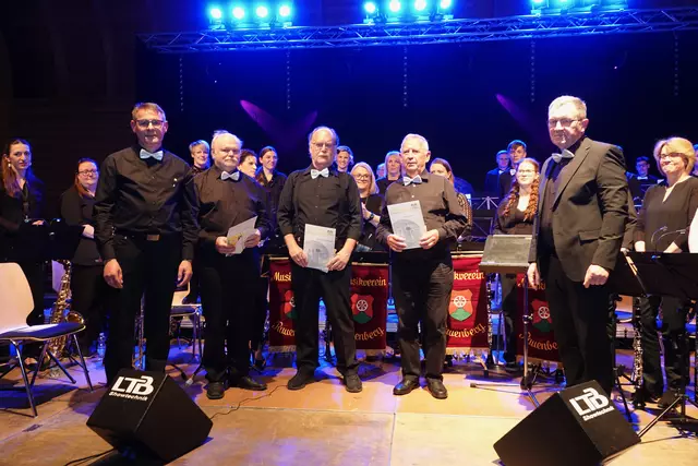  Besonders geehrt wurden für langjährige Vereinszugehörigkeit v.l. Wolfgang Konrad, Siegfried Flicker, Thomas Neuberger und Helmut Arlt. 
Foto Roland Schönmüller 
