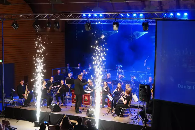  Vorfreude per ökologischem „Feuerwerk“: Die Musikkapelle Rauenberg freut sich auf weitere Veranstaltungen, die im Rahmen des 125-jährigen Jubiläumsjahres in Rauenberg anstehen. Foto Roland Schönmüller 


