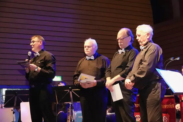 Besonders geehrt wurden für langjährige Vereinszugehörigkeit v.l. Wolfgang Konrad, Siegfried Flicker, Thomas Neuberger und Helmut Arlt. 
Foto Roland Schönmüller 
