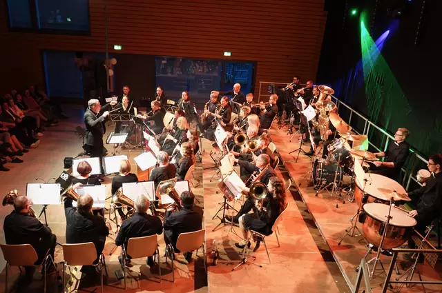  Unter der Leitung von Bernd Hofmann präsentierte die Musikkapelle Rauenberg ein Programm, das musikalisch mit „Lieblingsstücken“ eine Reise durch Raum und Zeit darstellte sowie einen Exkurs in verschiedene Jahrzehnte der Vereinsgeschichte bot. 
Foto Roland Schönmüller 


