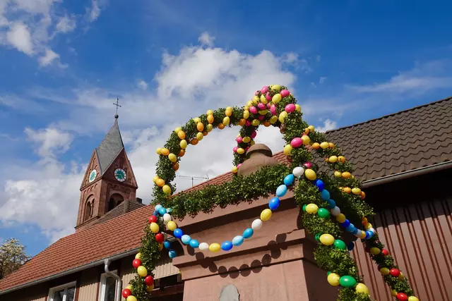Farbenprächtiger Osterbrunnen in Richelbach.

Bei der Fahrt durch den Spessart, das Maintal und den Odenwald  fallen derzeit die mit farbenprächtigen  Plastik- oder Natur-Eiern ausgestatteten Osterbrunnen  auf, die von ehrenamtlichen Helferinnen und Helfern von Vereinen, Pfarrgemeinden oder anderen Organisationen geschmückt wurden.  

Solche Aktionen fördern das Gemeinschaftsgefühl, schaffen Identität mit dem Heimatort und setzen kirchliche Traditionen fort.  

Die Bedeutung des lebensspendenden Wassers wird vor allem neben der Licht-Symbolik an Ostern besonders betont. 

In der Pfarreiengemeinschaft Eichenbühl-Erftal und Höhen finden mehrere kirchliche Veranstaltungen statt, die nicht nur Senioren, Erwachsene, Jugendliche , sondern auch Kinder in der Karwoche und in der anschließenden Osterzeit , insbesondere im Hinblick auf die Erstkommunion, ansprechen. 
