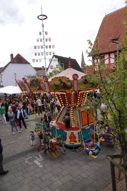 Kirmes-Atmosphäre beim Großheubacher Ostermarkt 2025