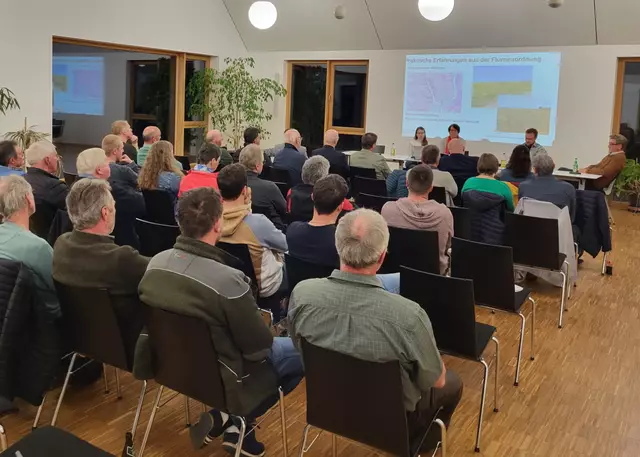 Maike Popp vom Fachdienst Flurneuordnung und Landentwicklung berichtet von positiven Erfahrungen mit dem Rebhuhnschutz
 | Foto: Regierungspräsidium Karlsruhe