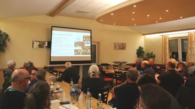 Interessante Ausführungen und Informationen, von einer Powerpoint-Präsentation unterstützt. | Foto: Emil Kuhn, KF Schneeberg
