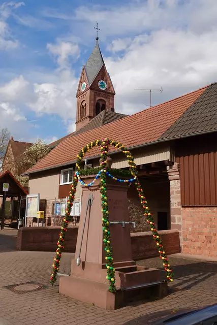 Farbenprächtiger Osterbrunnen in Richelbach.

Bei der Fahrt durch den Spessart, das Maintal und den Odenwald  fallen derzeit die mit farbenprächtigen  Plastik- oder Natur-Eiern ausgestatteten Osterbrunnen  auf, die von ehrenamtlichen Helferinnen und Helfern von Vereinen, Pfarrgemeinden oder anderen Organisationen geschmückt wurden.  

Solche Aktionen fördern das Gemeinschaftsgefühl, schaffen Identität mit dem Heimatort und setzen kirchliche Traditionen fort.  

Die Bedeutung des lebensspendenden Wassers wird vor allem neben der Licht-Symbolik an Ostern besonders betont. 

In der Pfarreiengemeinschaft Eichenbühl-Erftal und Höhen finden mehrere kirchliche Veranstaltungen statt, die nicht nur Senioren, Erwachsene, Jugendliche , sondern auch Kinder in der Karwoche und in der anschließenden Osterzeit , insbesondere im Hinblick auf die Erstkommunion, ansprechen. 