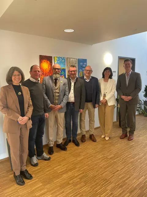 Länderübergreifende Themen wurden beim 3-Landräte-Treffen in Haßmersheim besprochen.
v.l: Susanne Seidel (Büroleiterin, Leitung der Pressestelle im LRA MIL), stellv. Bürgermeister von Haßmersheim Christian Horn, stellv. Landrat Bernd Schötterl (Landkreis MIL), Landrat Dr. Achim Brötel (NOK), Landrat Frank Matiaske (Odenwaldkreis) Marion Günther (Geschäftsbereichsleitung Zentralstelle, persönliche Referentin NOK) und Marvin Donig (Stabsstelle Gremien und Behördenleitung, Referent des Landrats im Odenwaldkreis)
 | Foto: Landratsamt Neckar-Odenwald-Kreis