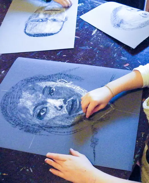 Im Workshop „Das Portrait“ erlenen die Teilnehmenden alles Wichtige über das Zeichnen von Gesichtern.  | Foto: Sandra Wörner