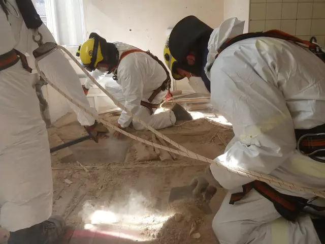 Der Boden wird mit dem Kistenbeitel unter entsprechenden persönlichen Schutzmaßnahmen geöffnet. | Foto: Fabio Aleo