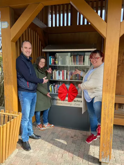 Das Bild zeigt von links: Bürgermeister Markus Krebs mit Melanie Giegerich und  Annette Reus vor dem erneuerten Bücherschrank | Foto: Antonia Reus